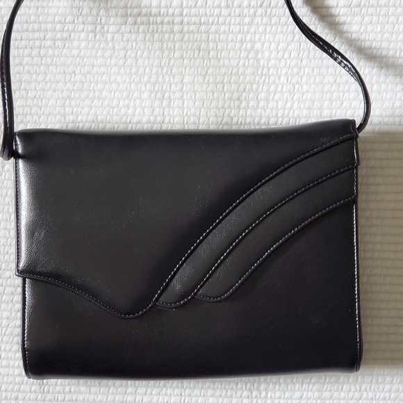 Vintage Handbags - Vintage Black Vinyl Purse Messenger 9.25 x 7
